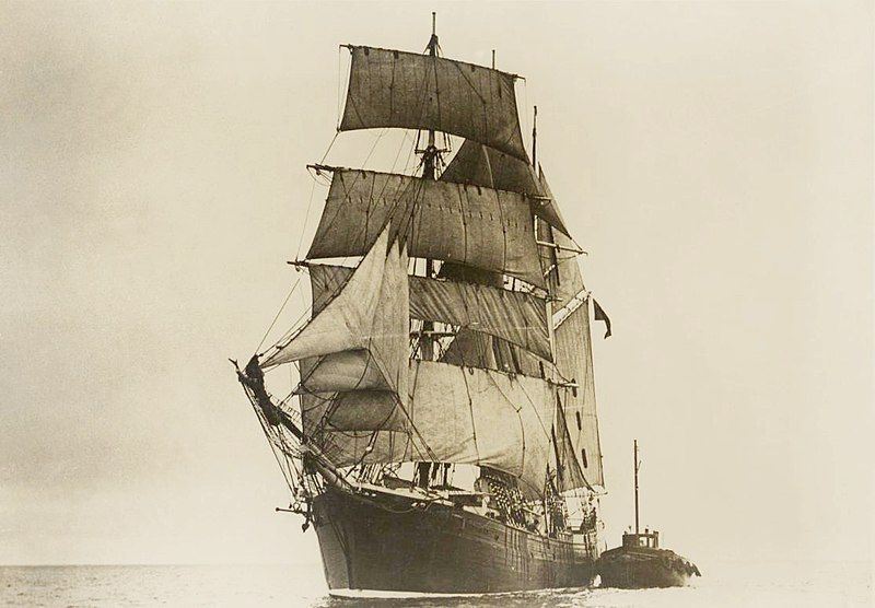 File:TrainingShipCapPillar.jpg