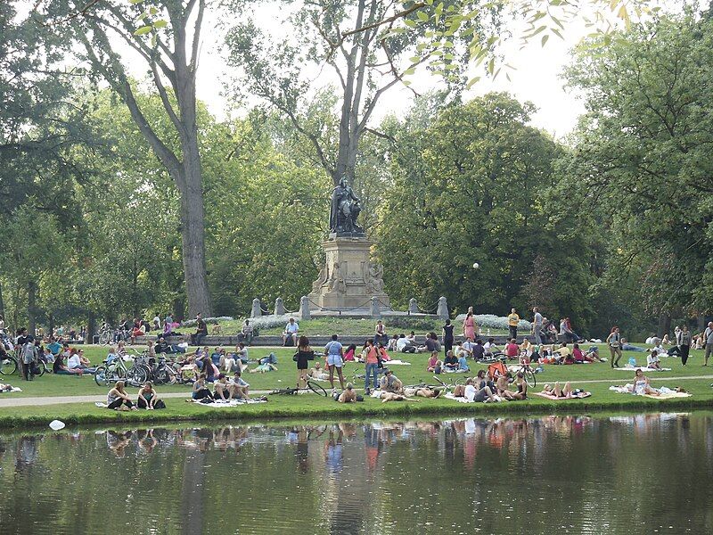 File:Vondelpark, Amsterdam.jpg