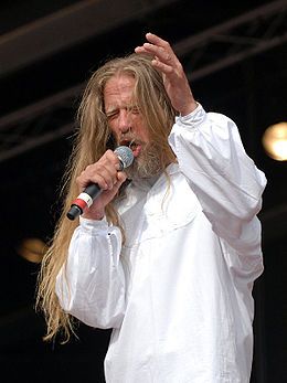 Øivind Elgenes during a performance with the band Dance with a Stranger. (Photo: Bjarte Hetland)