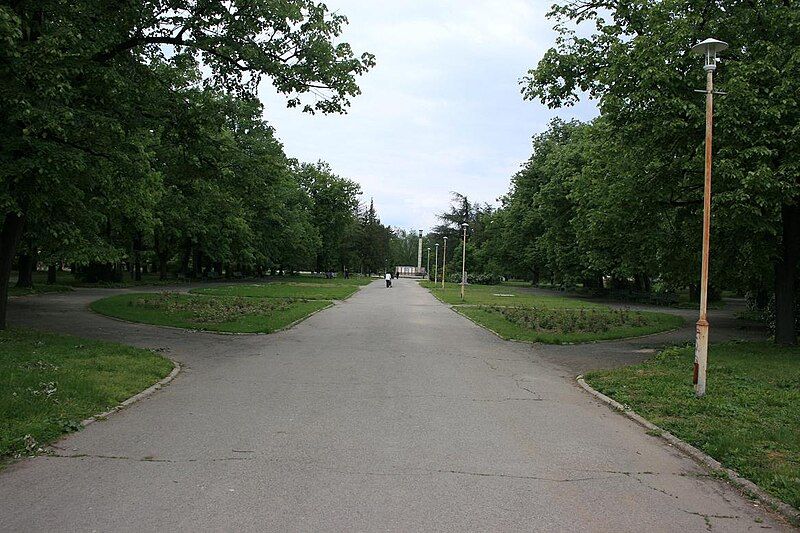 File:Парк "Розариум".jpg