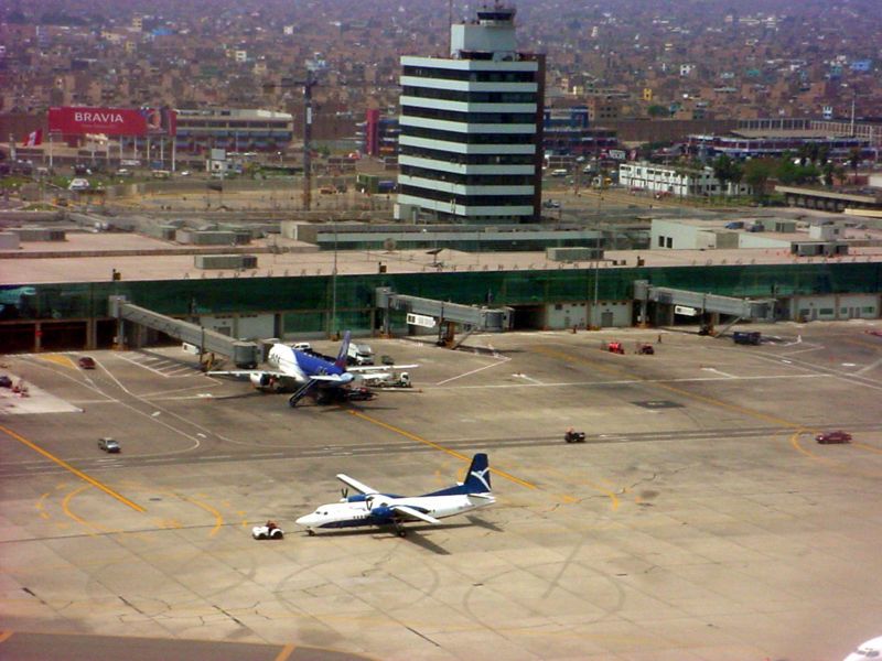 File:AeropuertoJorgeChavez2006-1.jpg