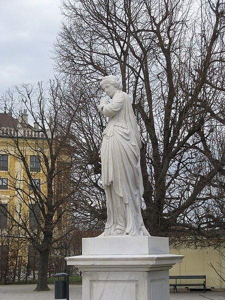 File:Angerona-Schönbrunn-3.jpg