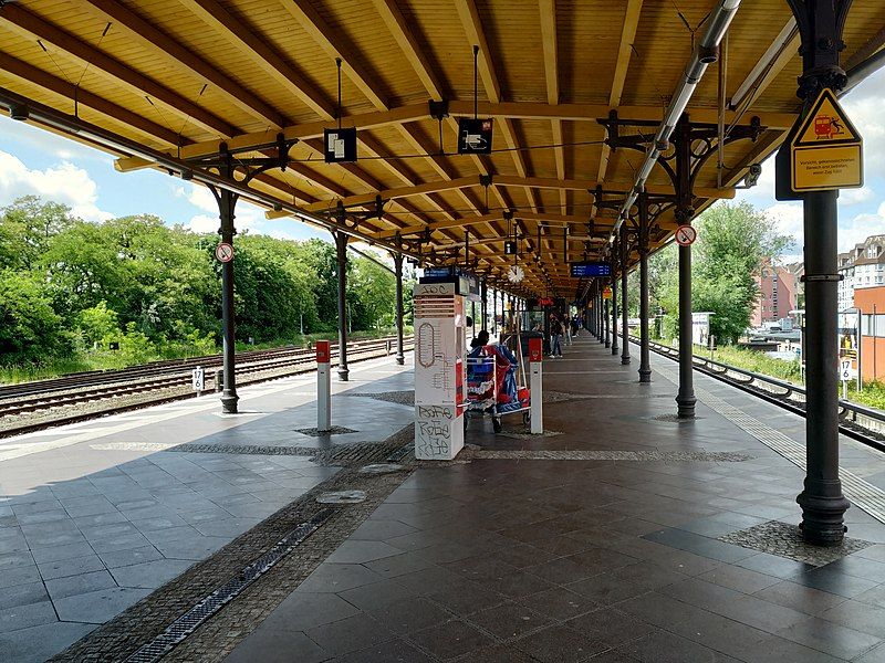 File:Bahnhof Neukölln Berlin.jpg