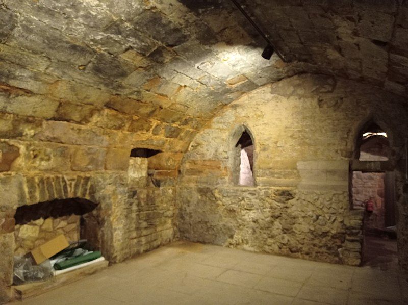 File:Barrel vaulted Crypt.jpg