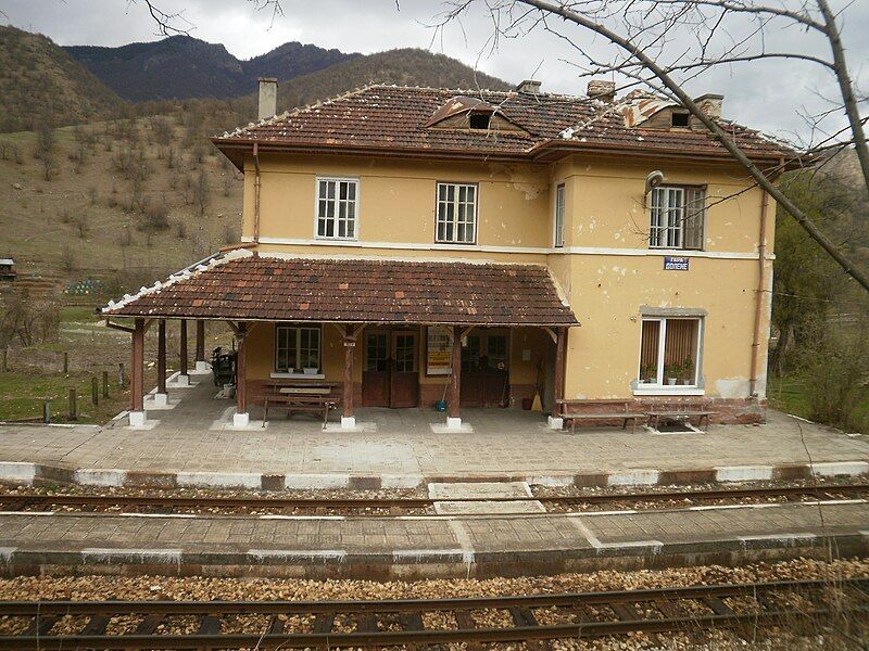 File:Dolene railway station.JPG