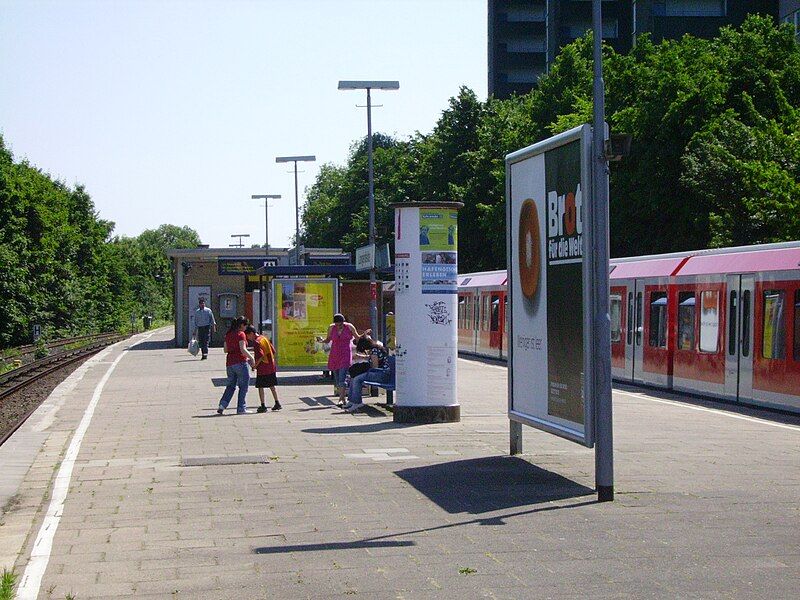 File:HH-Langenfelde railway station.jpg