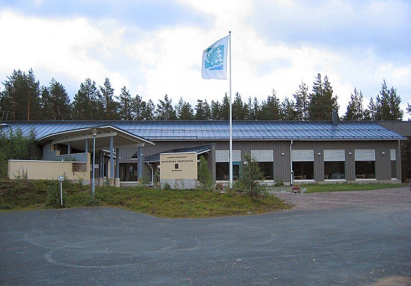 File:Hautajarven luontotalo1.jpg