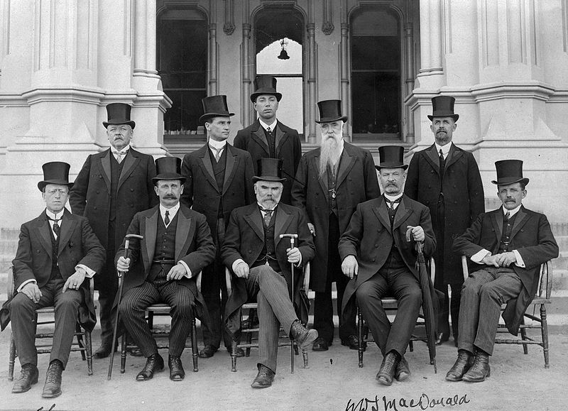 File:MacKenzie Cabinet 1912.jpg