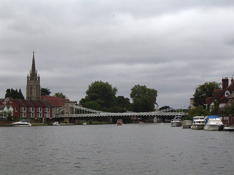 File:MarlowLockReach01.JPG