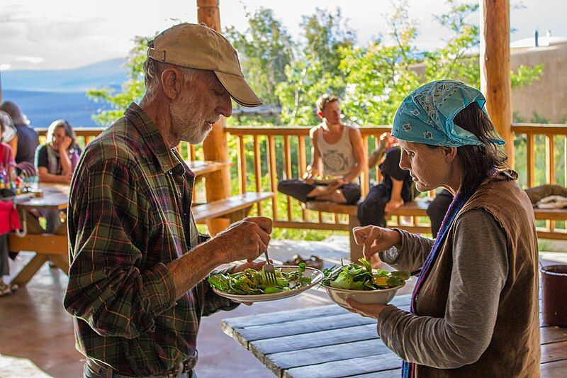 File:Mealtime at Lama.jpg