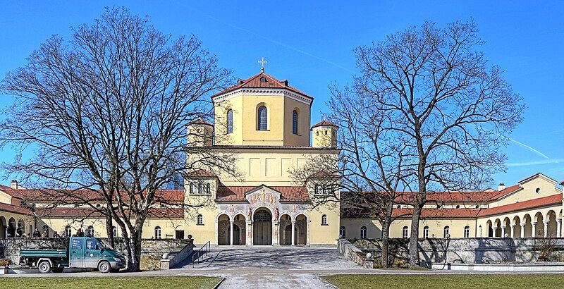 File:Nordfriedhof Aussegnungshalle.jpg