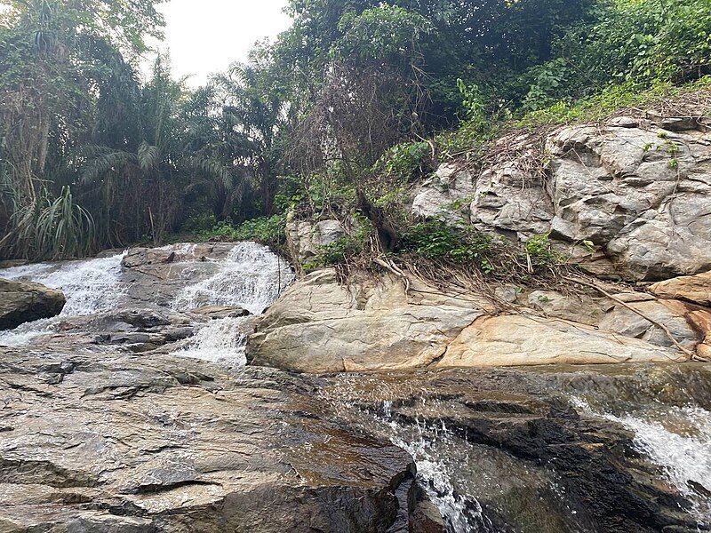 File:Obosomase WaterFalls.jpg