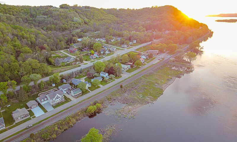 File:Reads Landing, Minnesota.jpg