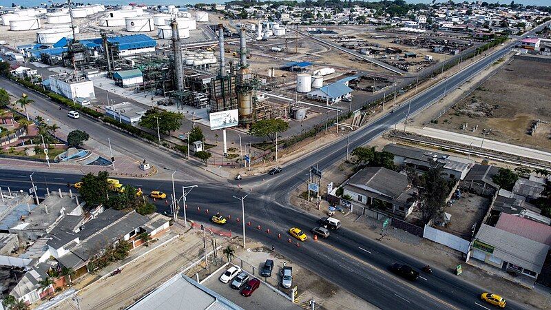 File:Refinería La Libertad.jpg