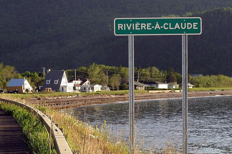 File:Rivière-à-Claude, Quebec 01.JPG