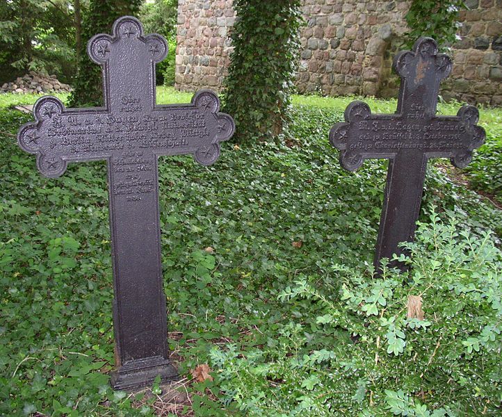 File:Schmiedeberg Hagen grave.jpg