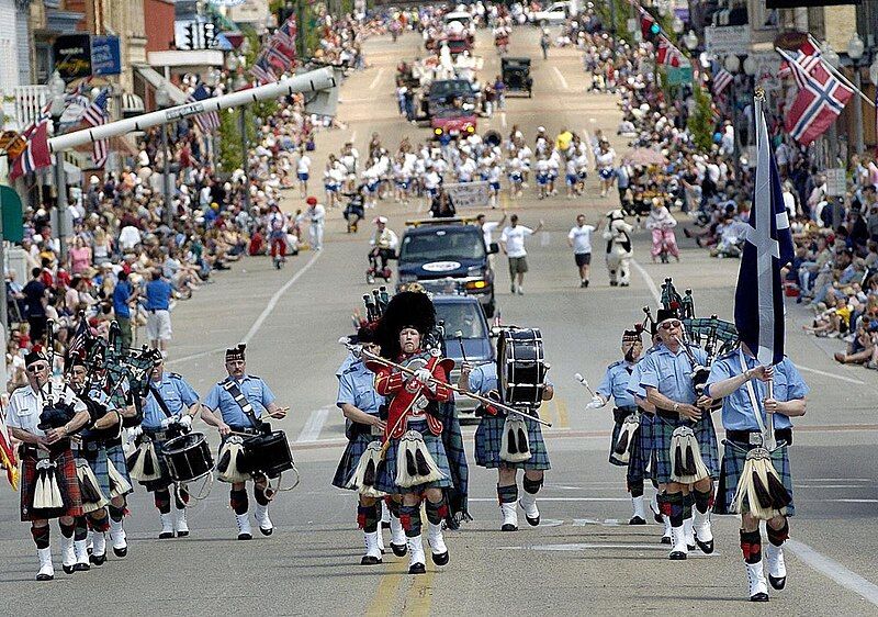 File:Syttende Mai Parade.jpg