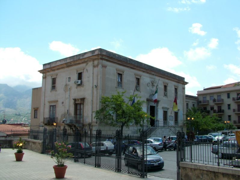 File:Termini Imerese Stadthaus.jpg