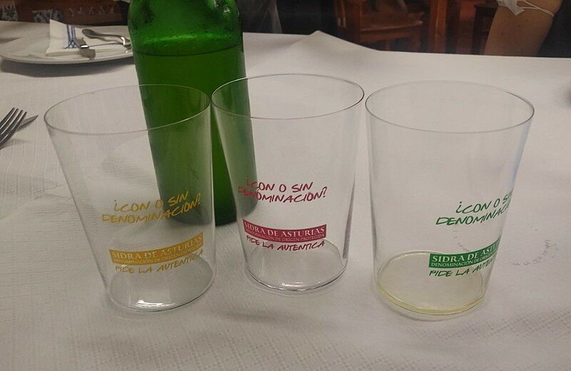 File:Vasos de sidra.jpg