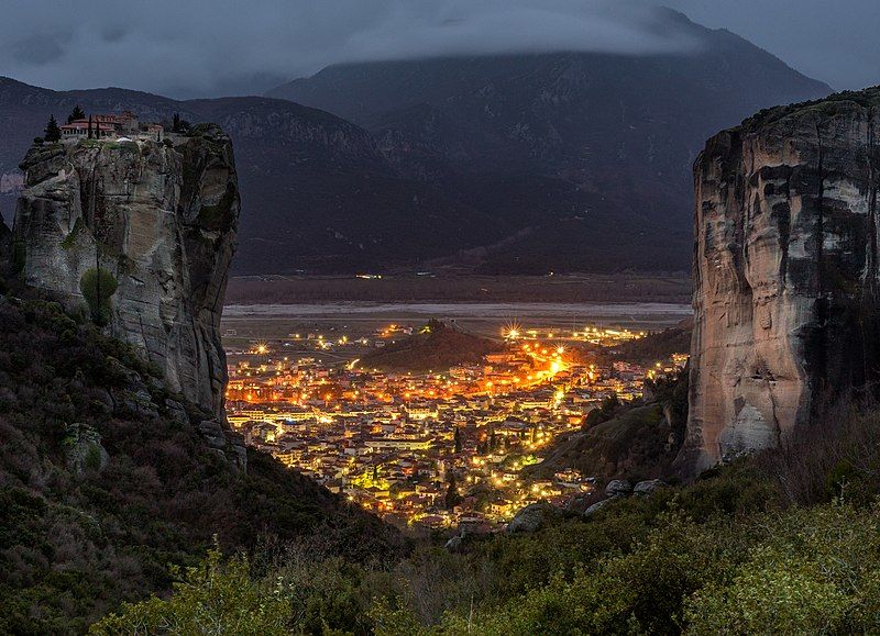 File:Μετεωρα by night.jpg