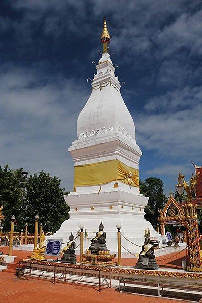 File:พระธาตุกู่จาน อำเภอคำเขื่อนแก้ว จังหวัดยโสธร.jpg