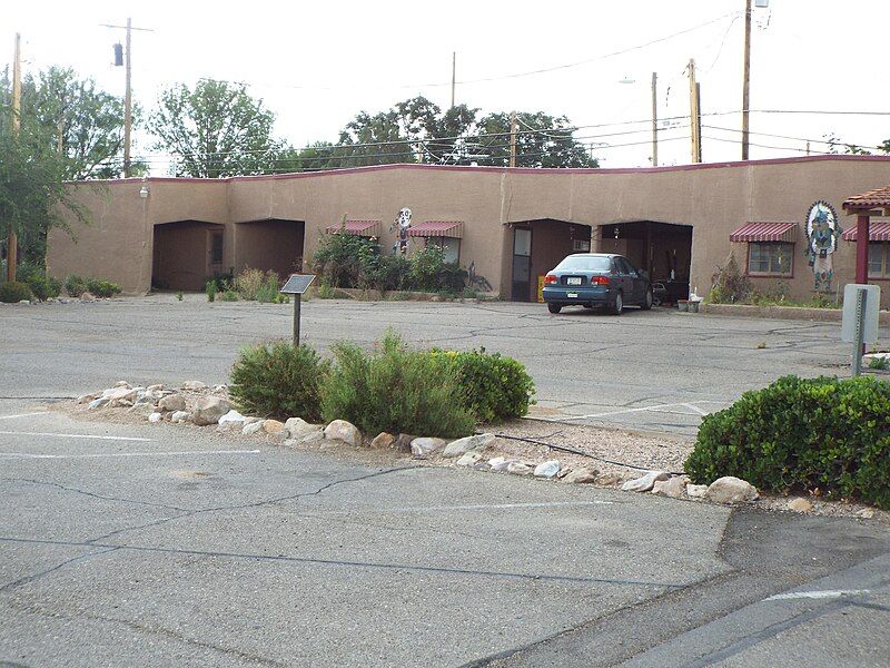 File:Benson-Building-Oaisi Hotel Court-1930-2.jpg