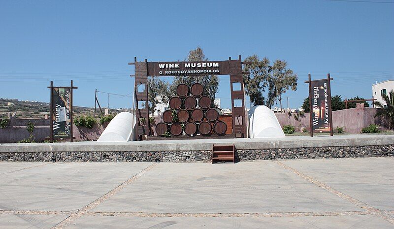 File:Cave-wine-museum.jpg