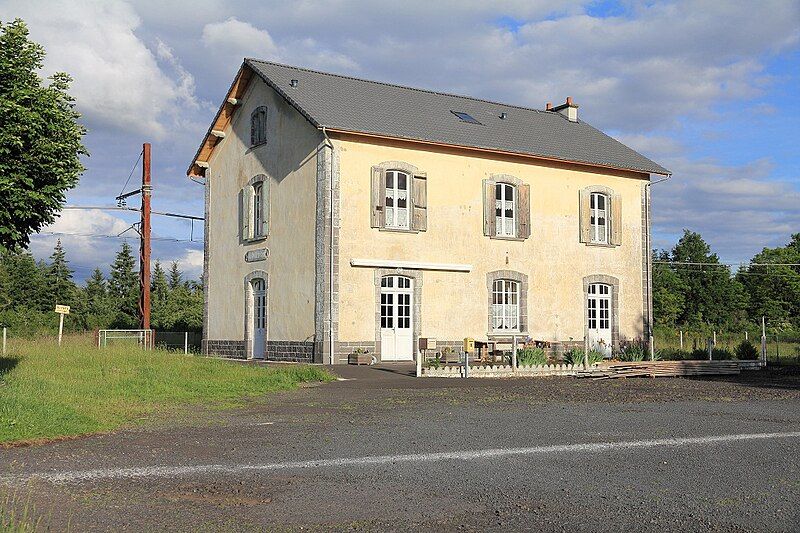 File:Gare de Ruynes-en-Margeride.jpg