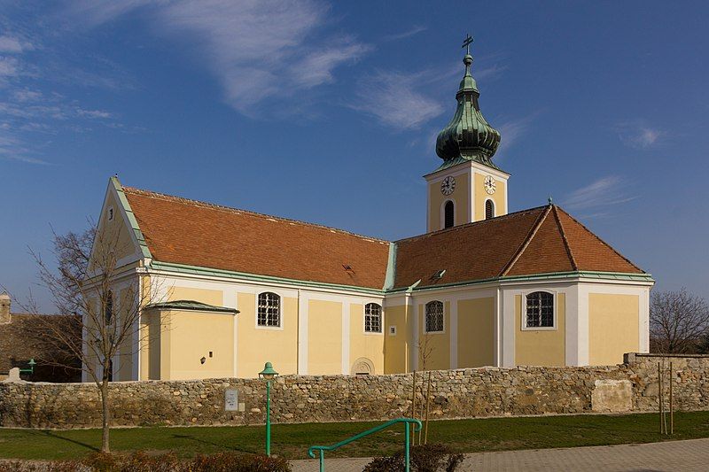 File:Kirche Wolfsthal 2015.jpg