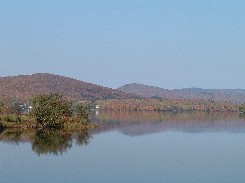 File:Lac Saint-Charles.JPG