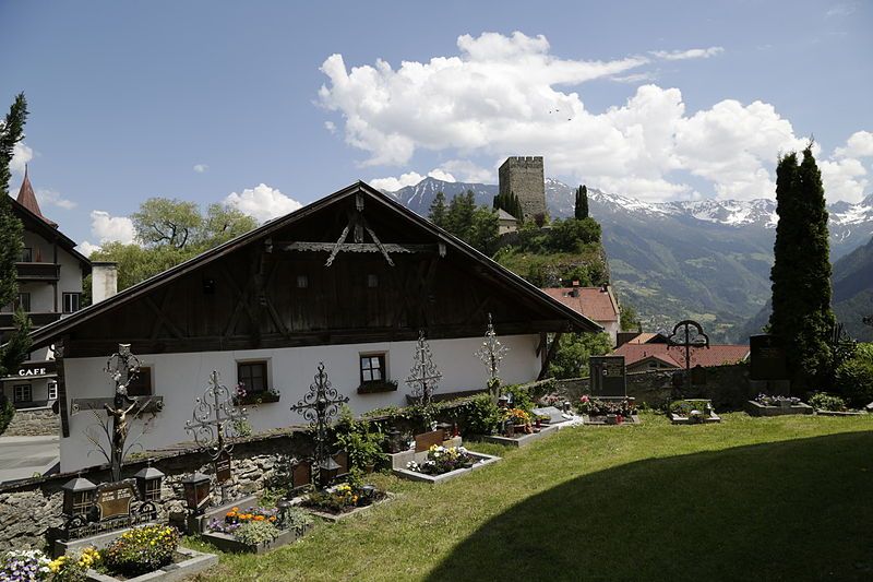 File:Ladis Friedhof P6A7490.JPG