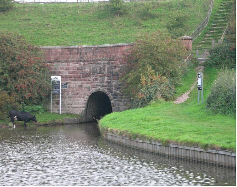 File:Leek Tunnel.JPG