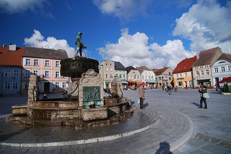 File:Marktplatz Darlowo.jpg