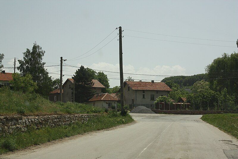 File:Road in Galabnik.JPG