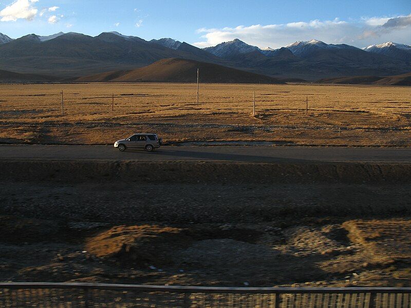 File:Road near Lhasa.jpg