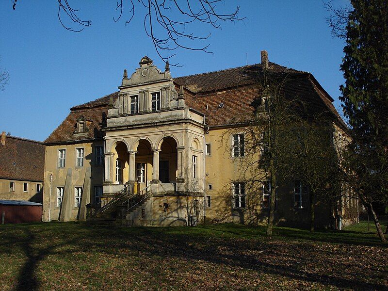 File:Schloss Daubitz parkseitig.jpg