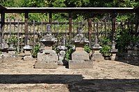 Grave of Takeda Nobumitsu, the 13th head of the Kai-Takeda clan (Hokyointo on the right of the center) (City designated historic site, photographed on October 9, 2017)