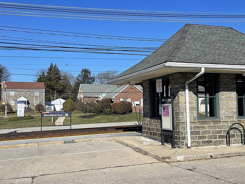 File:Woodland Avenue station.jpg