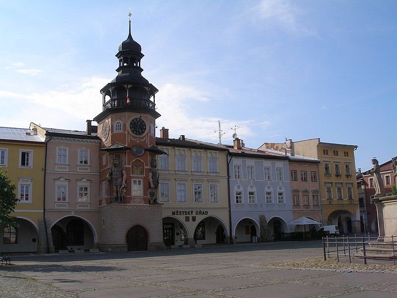 File:Arnau-2009-05-08-StredniASeverniCastZapadniStranyNamesti.JPG