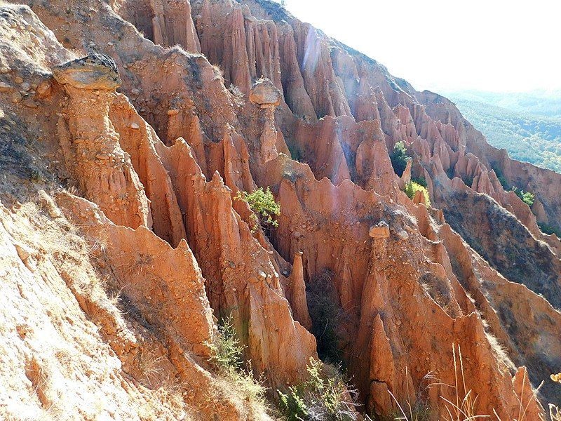 File:E Stob pyramids3.jpg