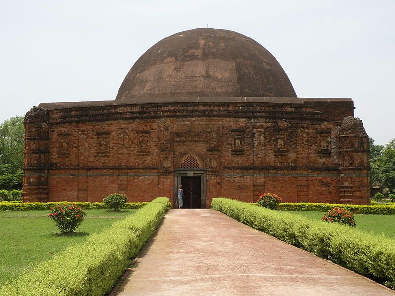 File:Eklakhi Mausoleum.jpg