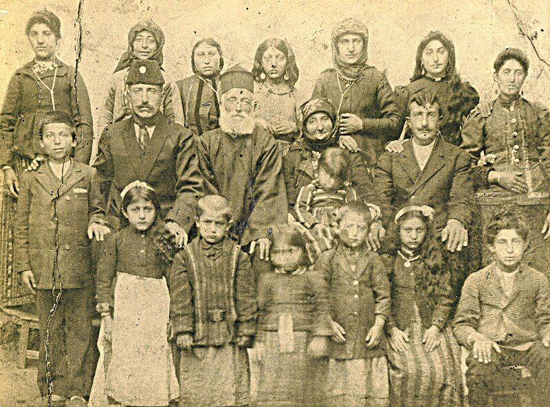 File:HAZARI-hovhannes-kahanna-and-family(ca1915).jpg