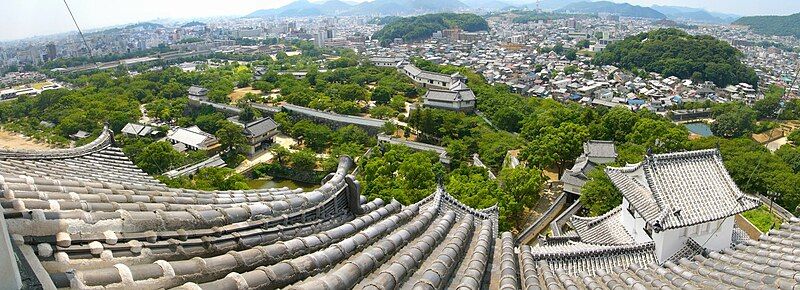 File:Himejijou castle grounds.jpg