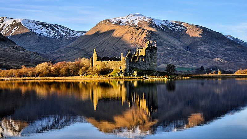 File:Kilchurn Castle reflection.jpg