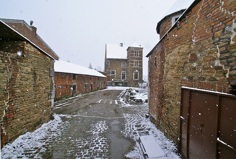 File:Mons-lez-Liège Castell.jpg