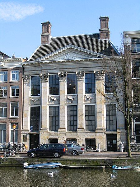 File:Poppenhuis-Kloveniersburgwal.JPG