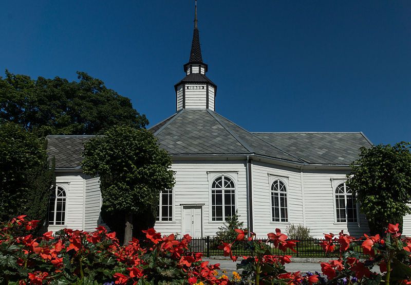 File:Stranda kirke.jpg