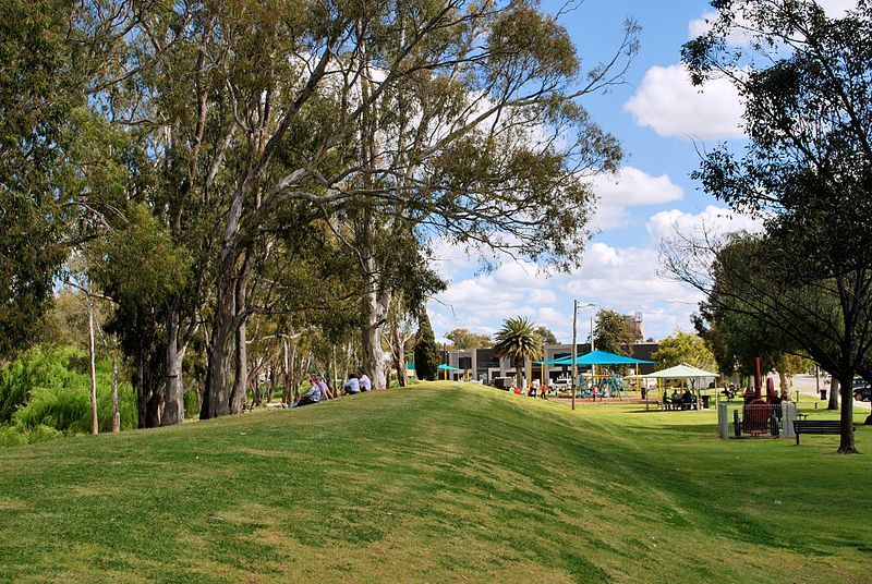 File:Tocumwal Levee Bank.JPG