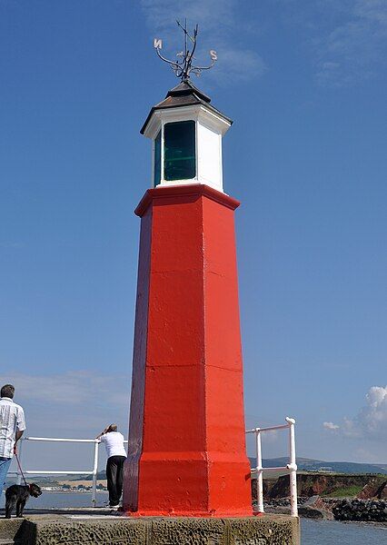 File:Watchet Lighthouse.jpg