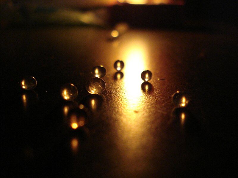 File:Water droplets 02527.jpg